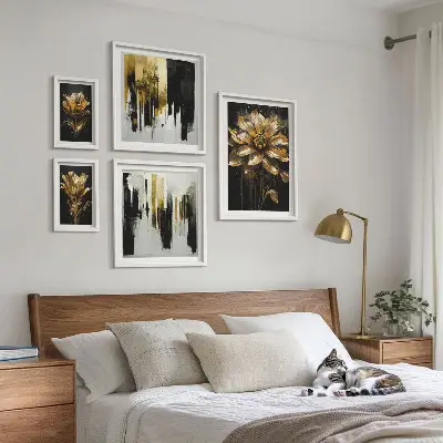 Modernes Wandbilder-Set mit eleganten Blumenmotiven für ein modernes Ambiente