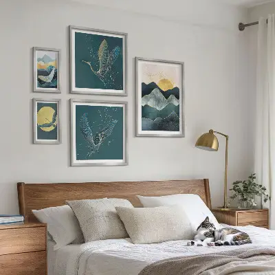 Modernes Wandbilder-Set mit stilvollem Bergpanorama mit Vögeln und Sonne