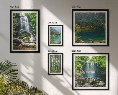 Modernes Wandbilder-Set mit Motiven von Wasserfällen und Waldlandschaften in der Natur