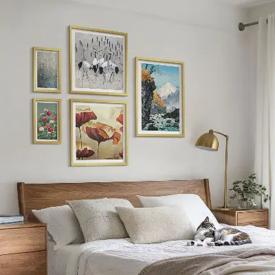 Modernes Wandbilder-Set mit Landschaften von Blumen und Bergen