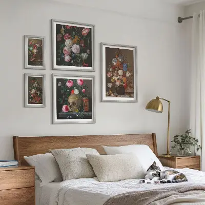 Bilderset fürs Sofa mit klassischen Blumenkompositionen