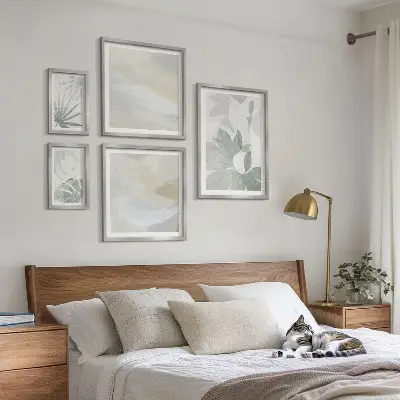 Bilderset fürs Sofa mit grauen und weißen Pflanzenmotiven