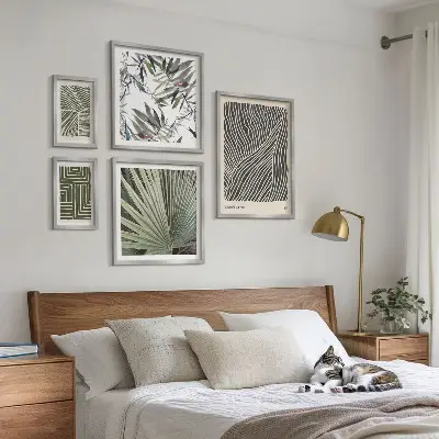 Modernes Wandbilder-Set mit minimalistischen Pflanzenmustern