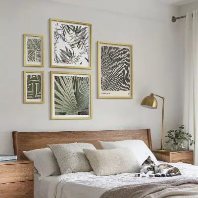 Modernes Wandbilder-Set mit minimalistischen Pflanzenmustern