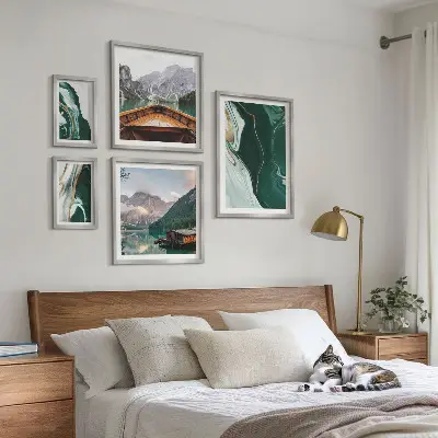 Modernes Wandbilder-Set mit grünen Landschaften, Wasser und Bergen