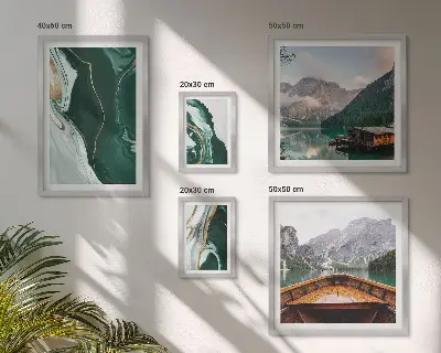 Modernes Wandbilder-Set mit grünen Landschaften, Wasser und Bergen