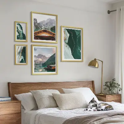 Modernes Wandbilder-Set mit grünen Landschaften, Wasser und Bergen