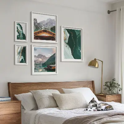 Modernes Wandbilder-Set mit grünen Landschaften, Wasser und Bergen