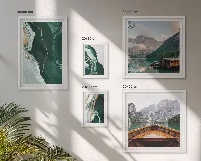 Modernes Wandbilder-Set mit grünen Landschaften, Wasser und Bergen