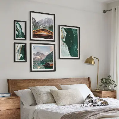 Modernes Wandbilder-Set mit grünen Landschaften, Wasser und Bergen