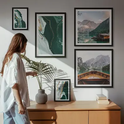 Modernes Wandbilder-Set mit grünen Landschaften, Wasser und Bergen