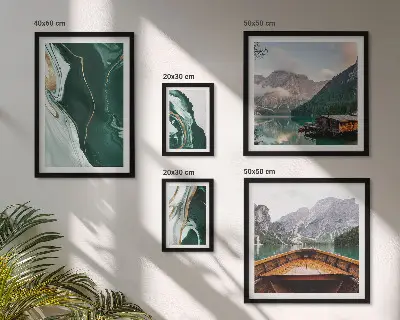 Modernes Wandbilder-Set mit grünen Landschaften, Wasser und Bergen