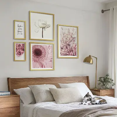 Modernes Wandbilder-Set mit floralen romantischen Akzenten