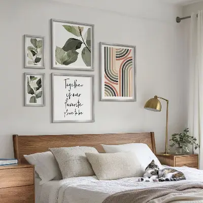 Modernes Wandbilder-Set mit stilvollen floralen und geometrischen Akzenten