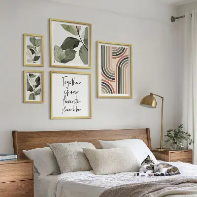 Modernes Wandbilder-Set mit stilvollen floralen und geometrischen Akzenten