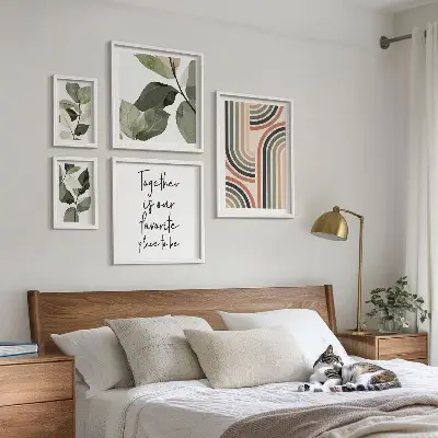 Modernes Wandbilder-Set mit stilvollen floralen und geometrischen Akzenten
