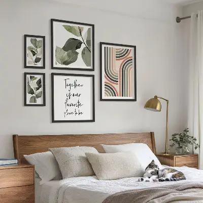 Modernes Wandbilder-Set mit stilvollen floralen und geometrischen Akzenten
