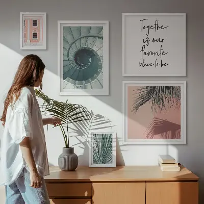 Modernes Wandbilder-Set mit stilvollen geometrischen Motiven für die Inneneinrichtung
