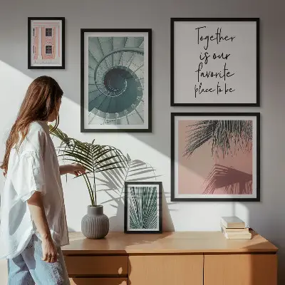 Modernes Wandbilder-Set mit stilvollen geometrischen Motiven für die Inneneinrichtung