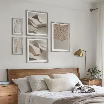 Modernes Wandbilder-Set mit abstrakten beigen Mustern