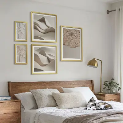 Modernes Wandbilder-Set mit abstrakten beigen Mustern