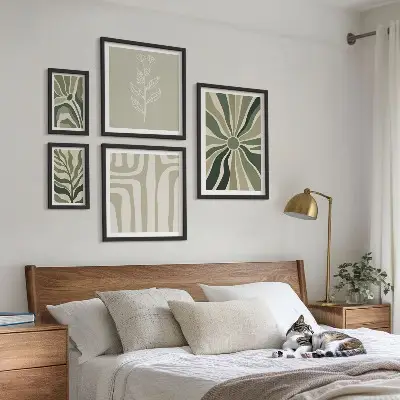 Bilderset für das Sofa mit abstrakten Pflanzenmustern