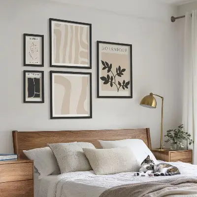 Bilderset fürs Sofa mit stilvollen abstrakten Pflanzengrafiken