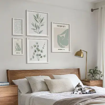 Bilderset fürs Sofa mit stilvollen Pflanzen- und abstrakten Grafiken