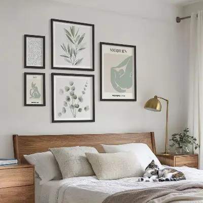 Bilderset fürs Sofa mit stilvollen Pflanzen- und abstrakten Grafiken