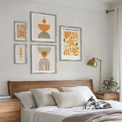 Modernes Wandbilder-Set mit stilvollen Blumen und geometrischen Motiven