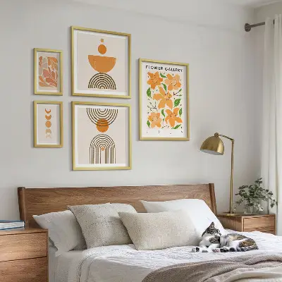 Modernes Wandbilder-Set mit stilvollen Blumen und geometrischen Motiven