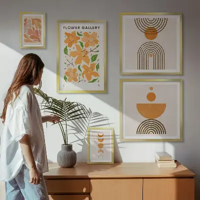 Modernes Wandbilder-Set mit stilvollen Blumen und geometrischen Motiven