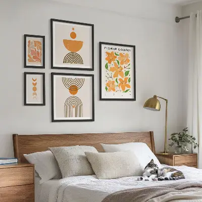 Modernes Wandbilder-Set mit stilvollen Blumen und geometrischen Motiven