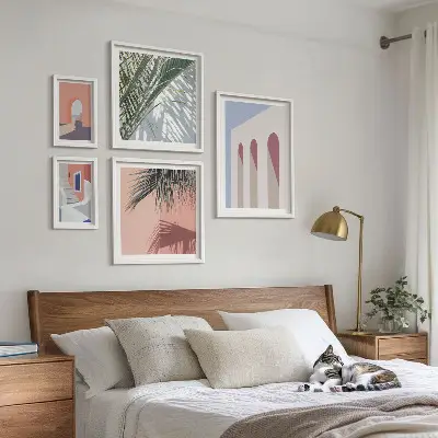 Bilderset für das Sofa mit Stadtarchitektur-Illustrationen