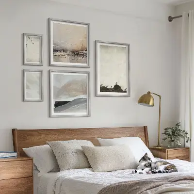Bildergalerieset für die Wand mit Motiven von Vögeln, Steinen, Pinselstrichen und Verzierungen