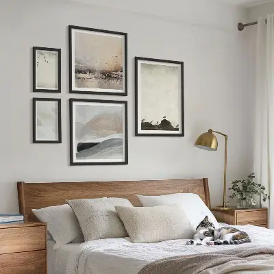 Bildergalerieset für die Wand mit Motiven von Vögeln, Steinen, Pinselstrichen und Verzierungen