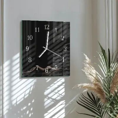 Quadratische wanduhr modern Frau