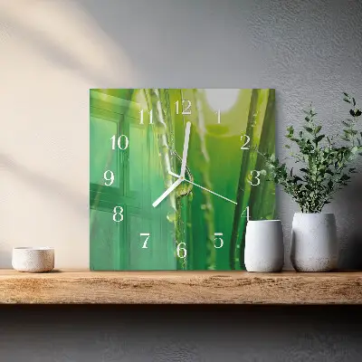 Moderne wanduhr quadratisch Tropfen auf dem Gras