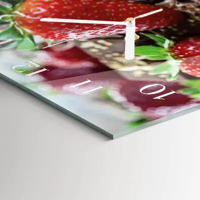 Quadratische wanduhr modern Erdbeeren