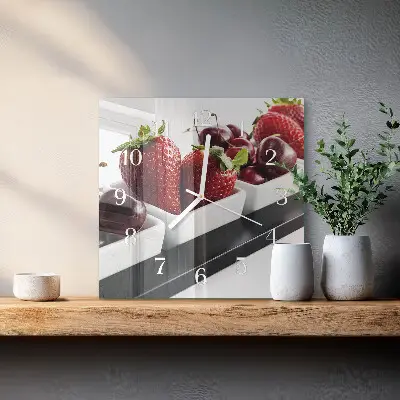 Moderne wanduhr quadratisch Erdbeeren
