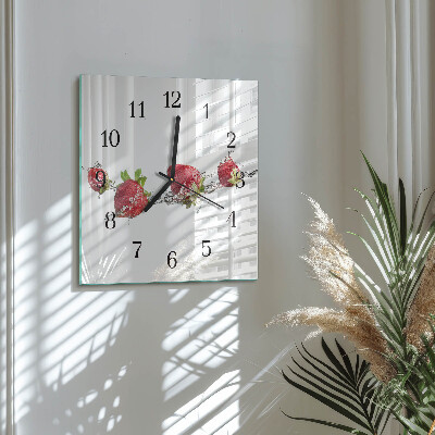Moderne wanduhr quadratisch Erdbeeren in Wasser