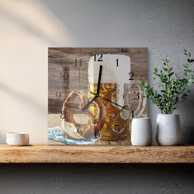 Quadratische wanduhr modern Brezel mit Bier
