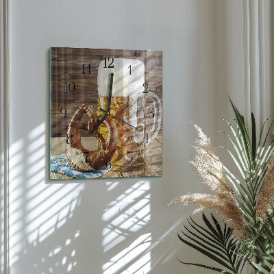 Quadratische wanduhr modern Brezel mit Bier