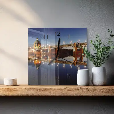 Moderne wanduhr quadratisch Brücke über den Fluss