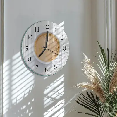 Runde wanduhr aus glas Eine Tasse Kaffee