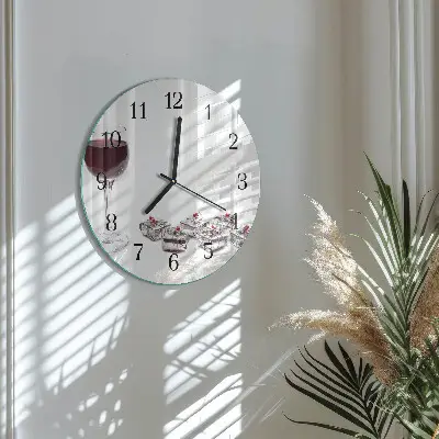 Wanduhr glas rund Ein Glas Wein