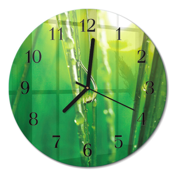 Runde wanduhr aus glas Tropfen auf dem Gras