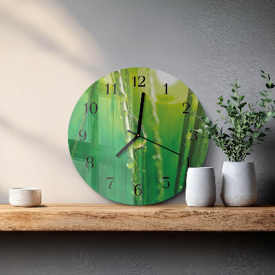 Runde wanduhr aus glas Tropfen auf dem Gras