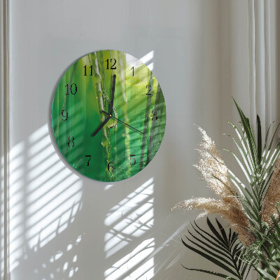 Runde wanduhr aus glas Tropfen auf dem Gras