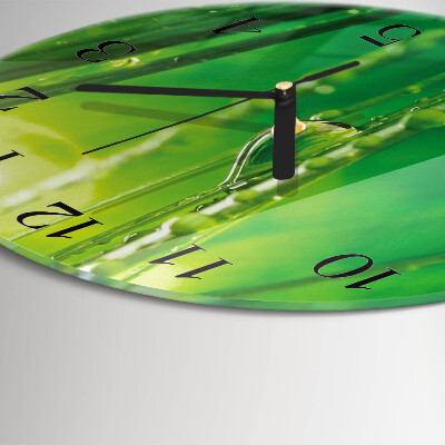Runde wanduhr aus glas Tropfen auf dem Gras